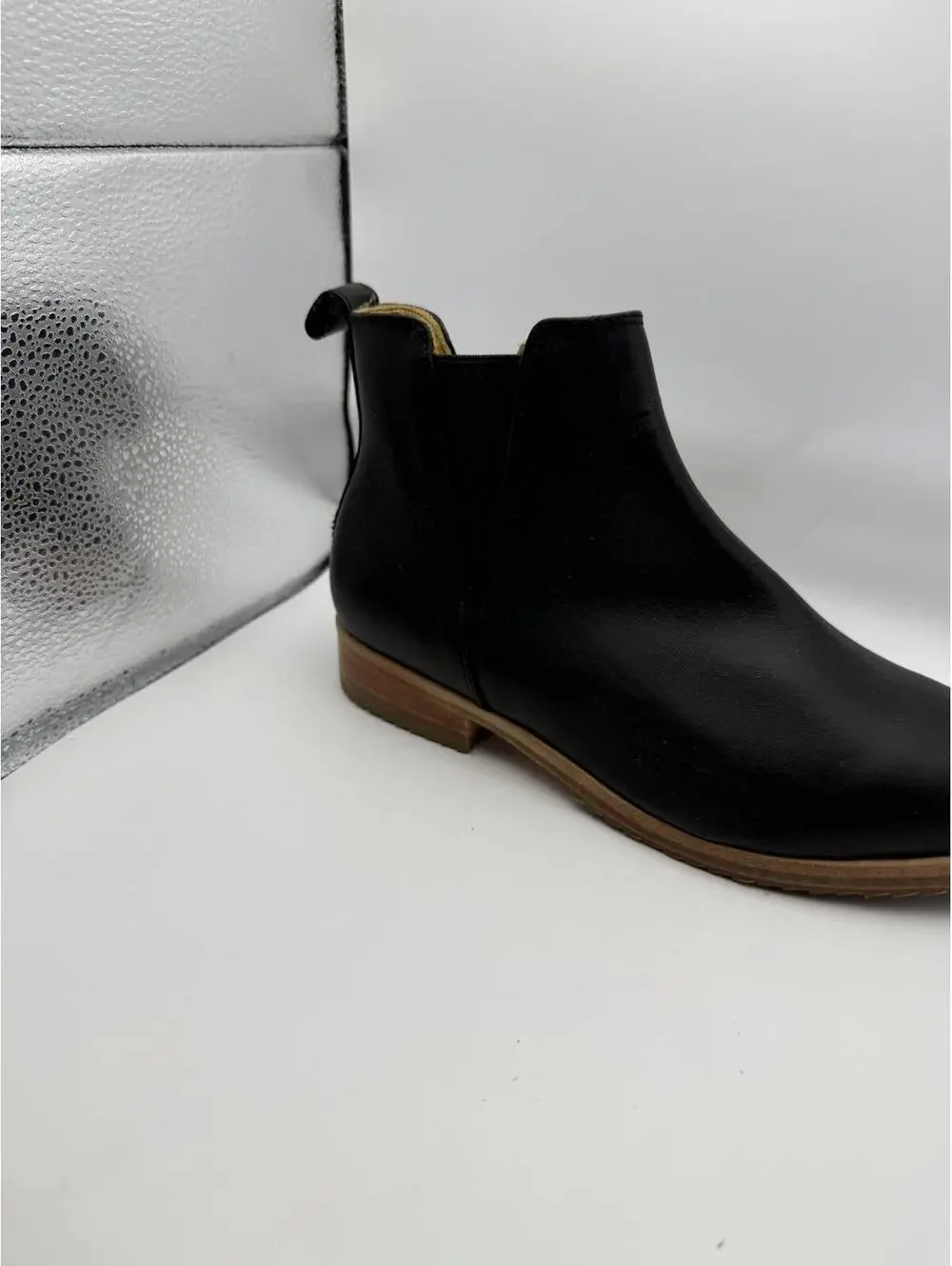 Nisolo Everyday Chelsea Boot in Black, Size 7.5